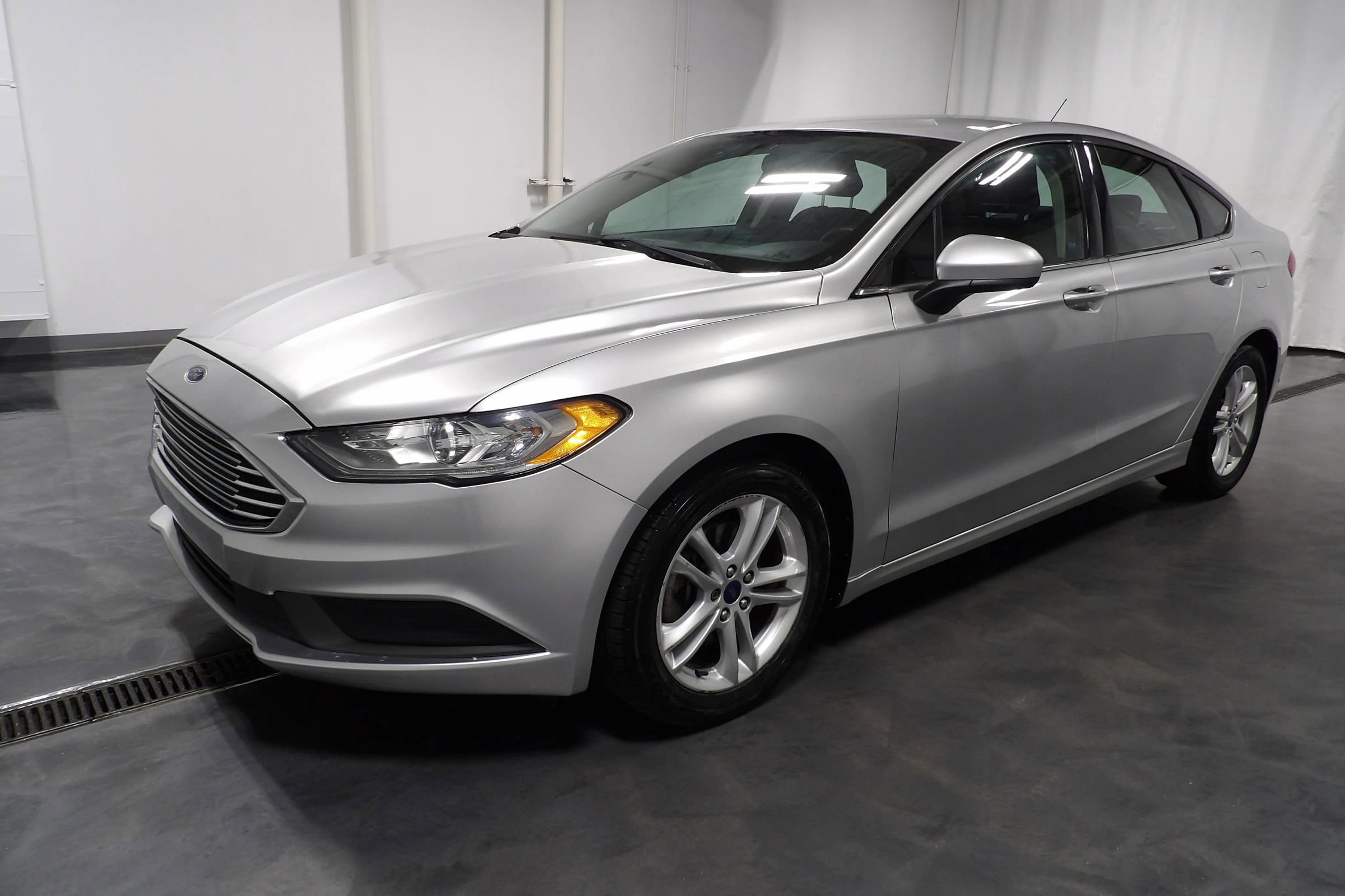 Used 2018 Ford Fusion SE FWD image 3