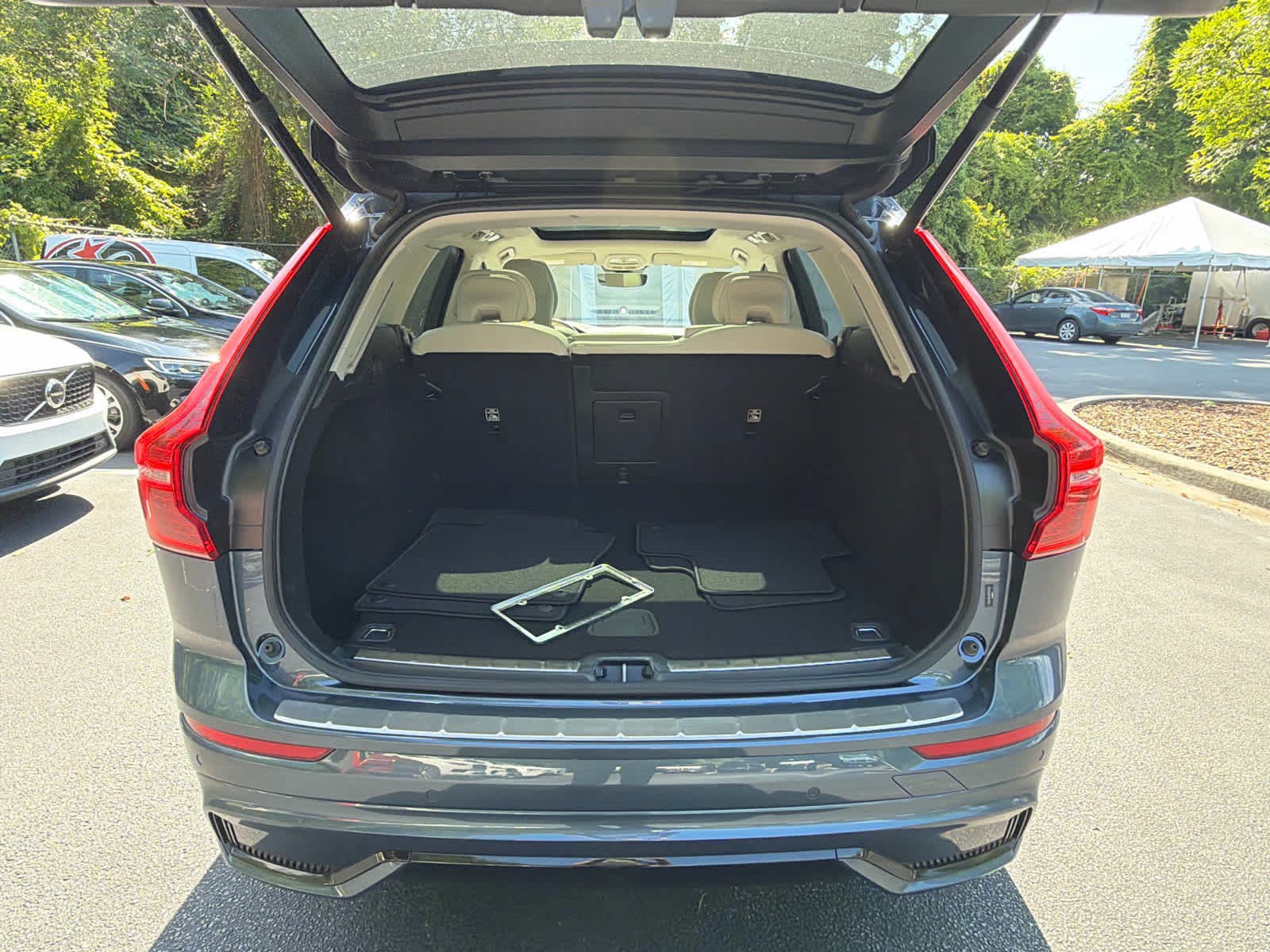 Used 2024 Volvo XC60 B5 Plus w/ Protection Package Premier AWD/4WD image 21