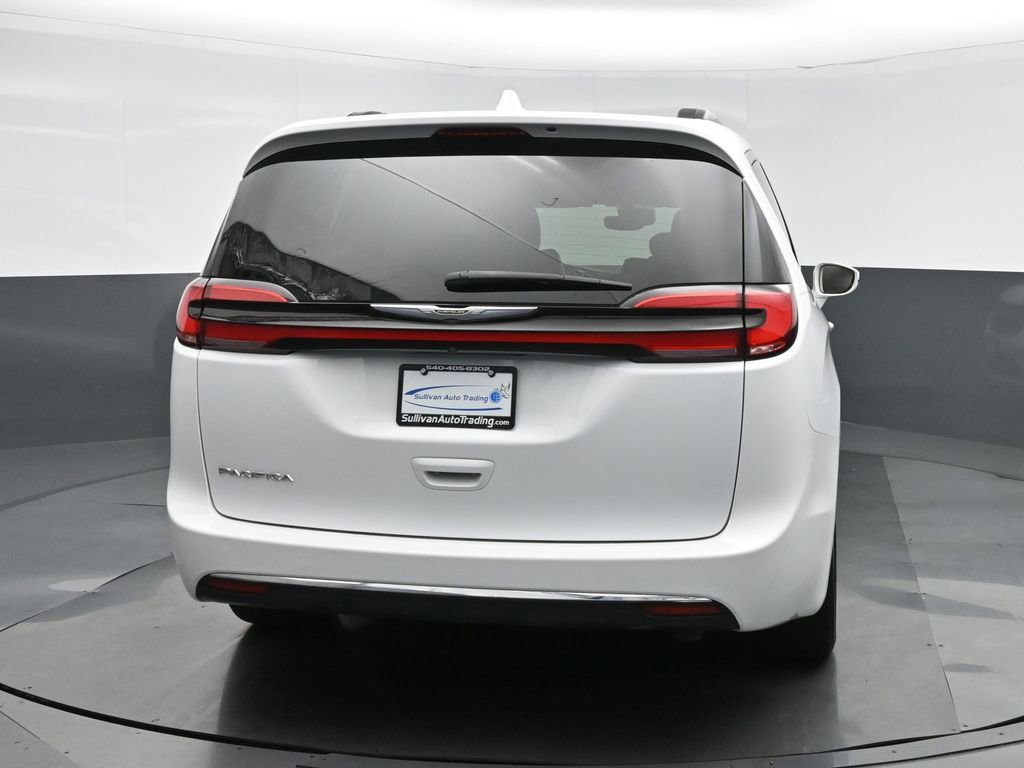 Used 2022 Chrysler Pacifica Touring-L image 6