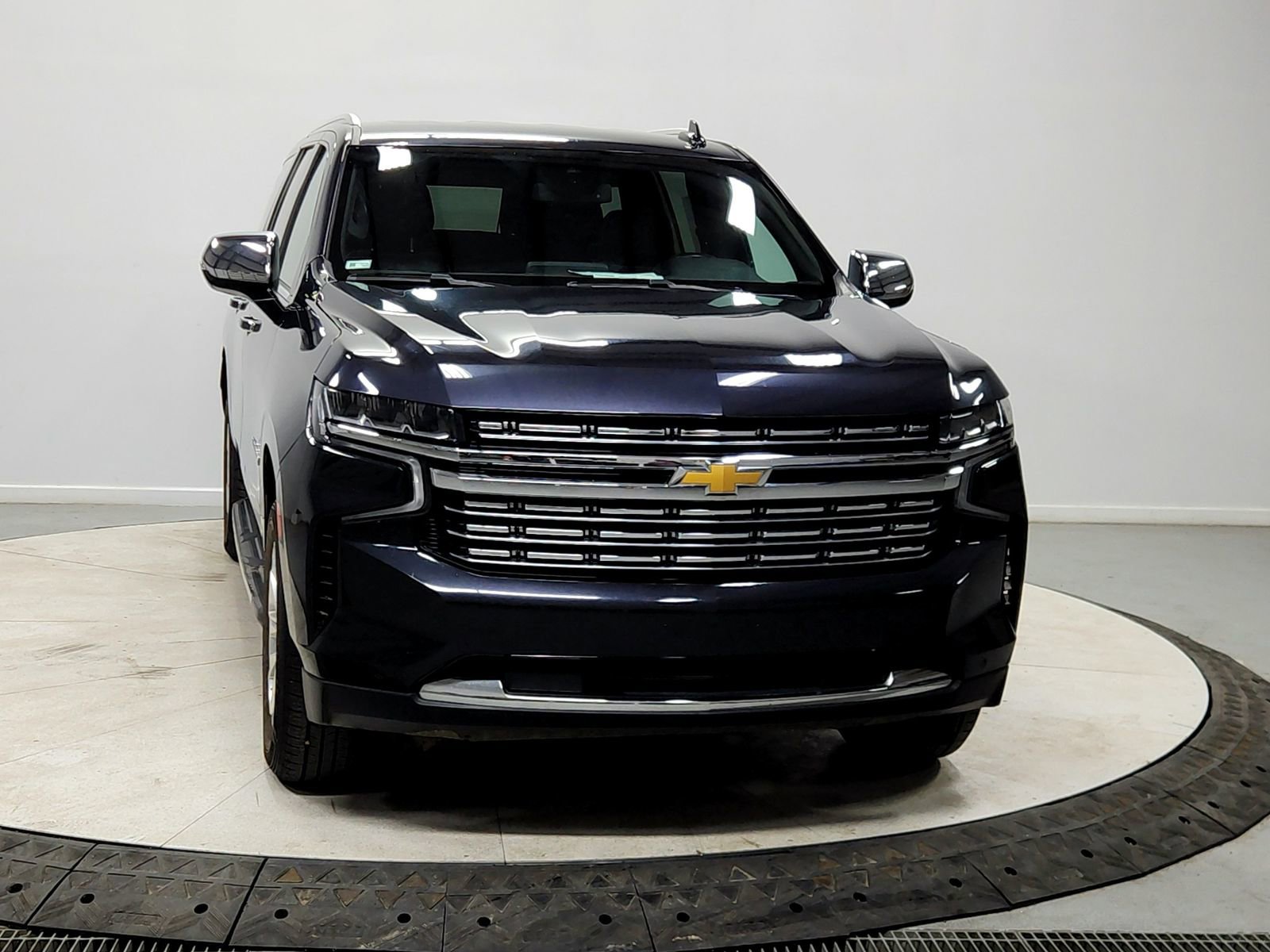 Used 2023 Chevrolet Suburban Premier image 2