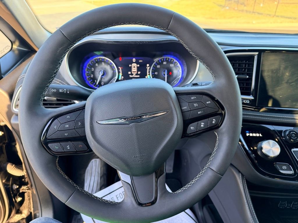 Used 2025 Chrysler Pacifica Limited image 13