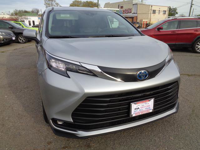 Used 2025 Toyota Sienna XLE w/ XLE Plus Package image 31