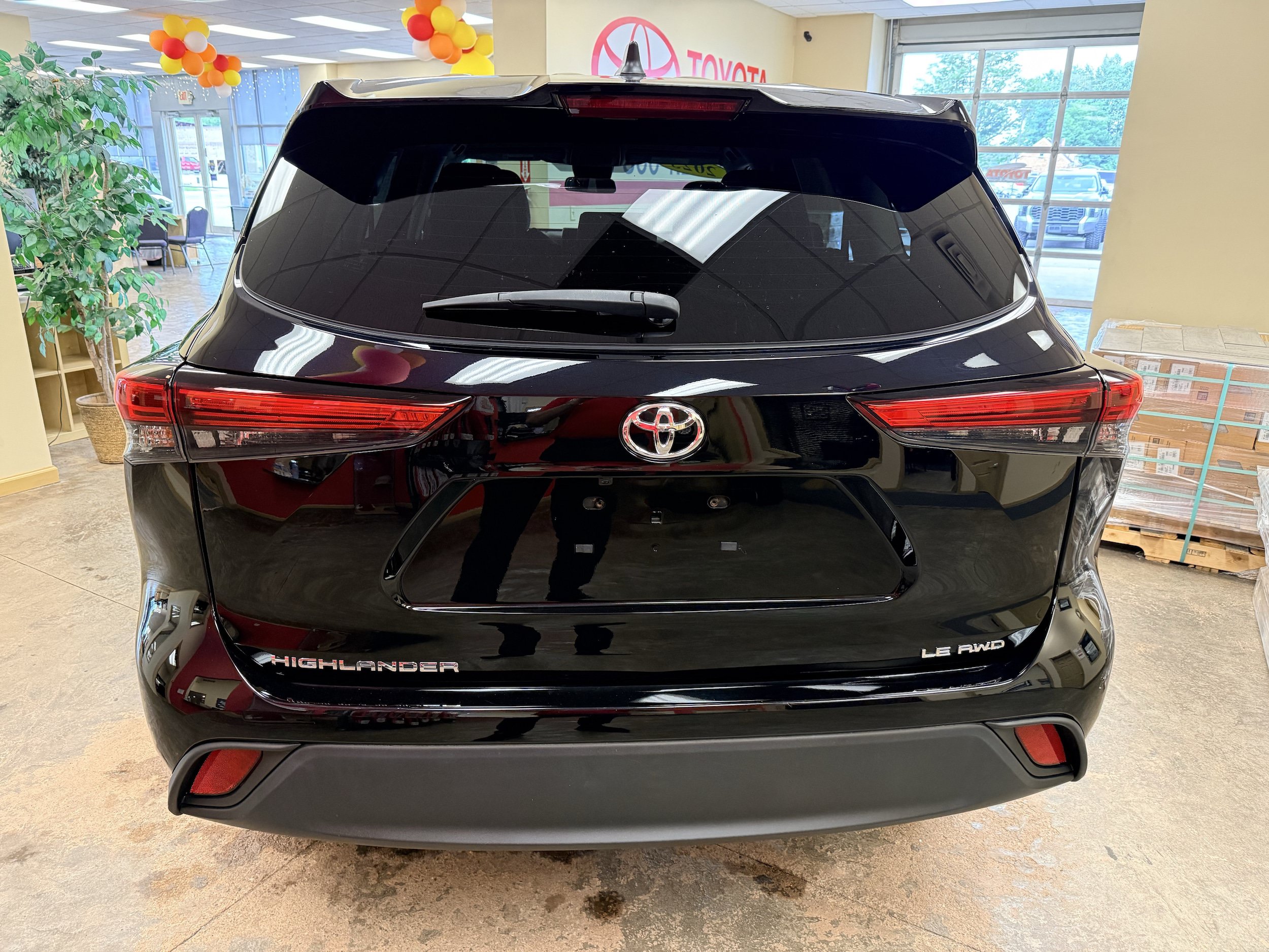 Used 2023 Toyota Highlander LE AWD/4WD image 14