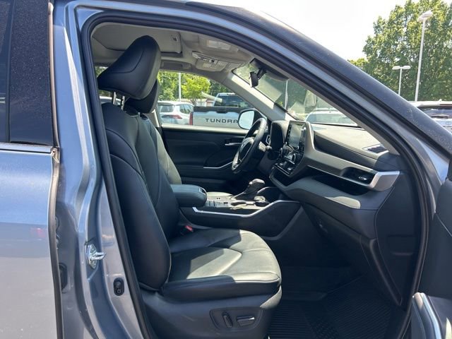Used 2021 Toyota Highlander XLE FWD image 17
