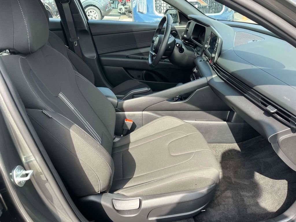 Used 2025 Hyundai Elantra Sport image 9