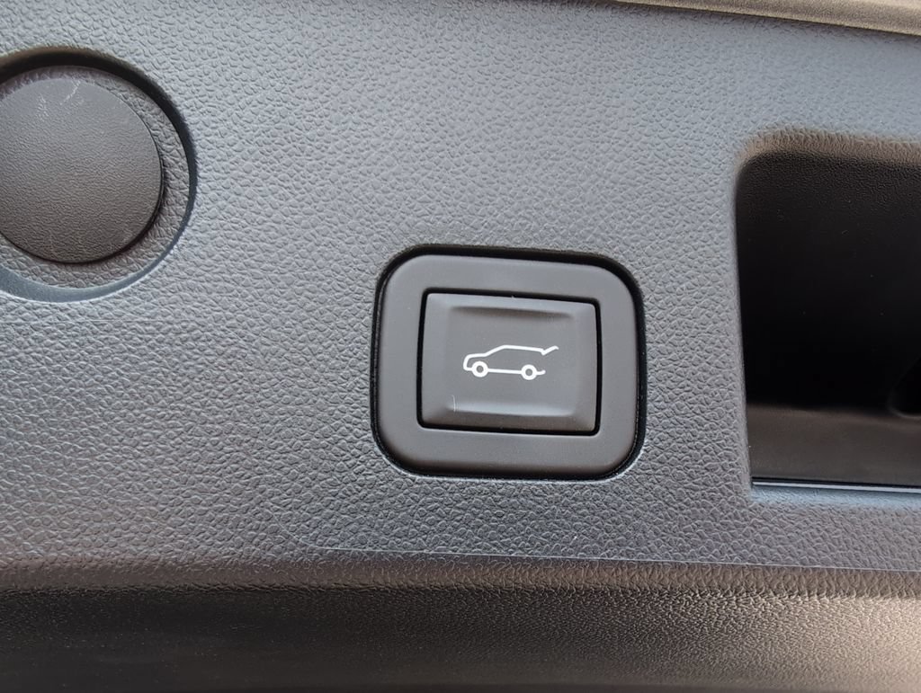 Used 2025 GMC Terrain Elevation w/ Elevation Premium Package AWD/4WD image 12