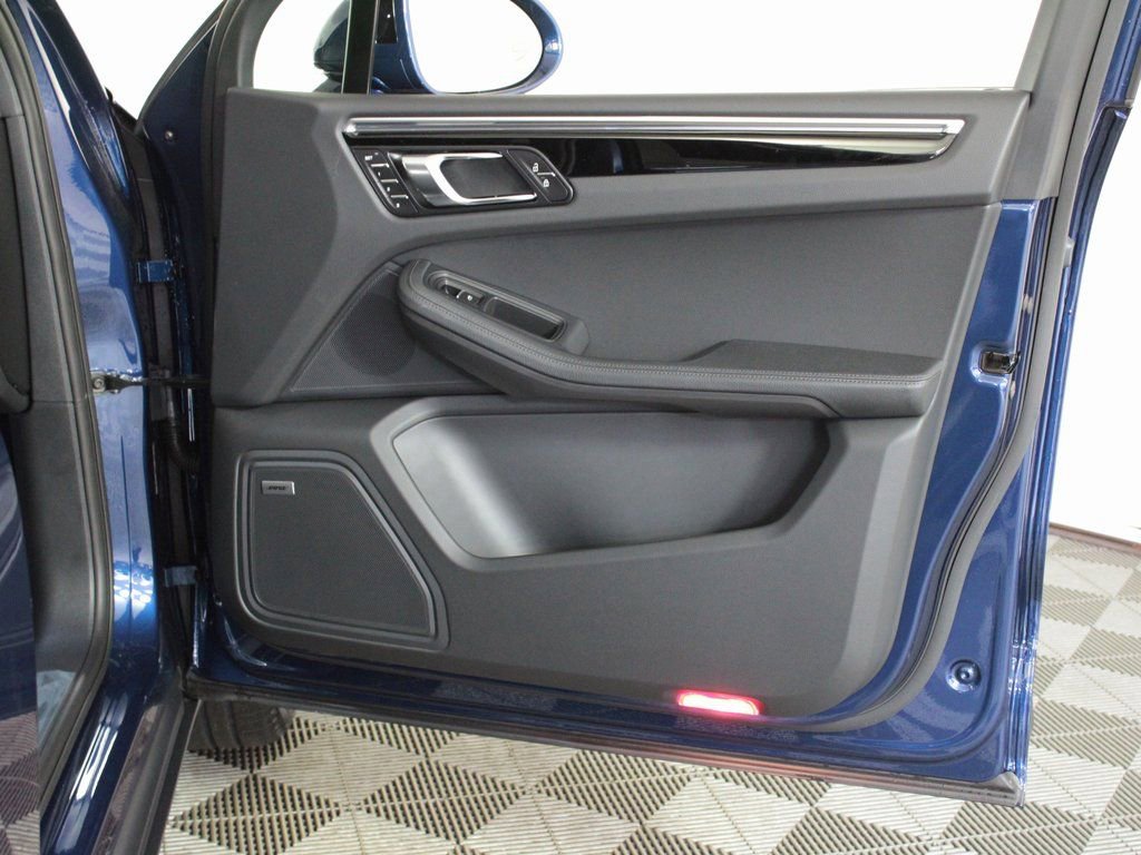 Certified 2025 Porsche Macan image 37