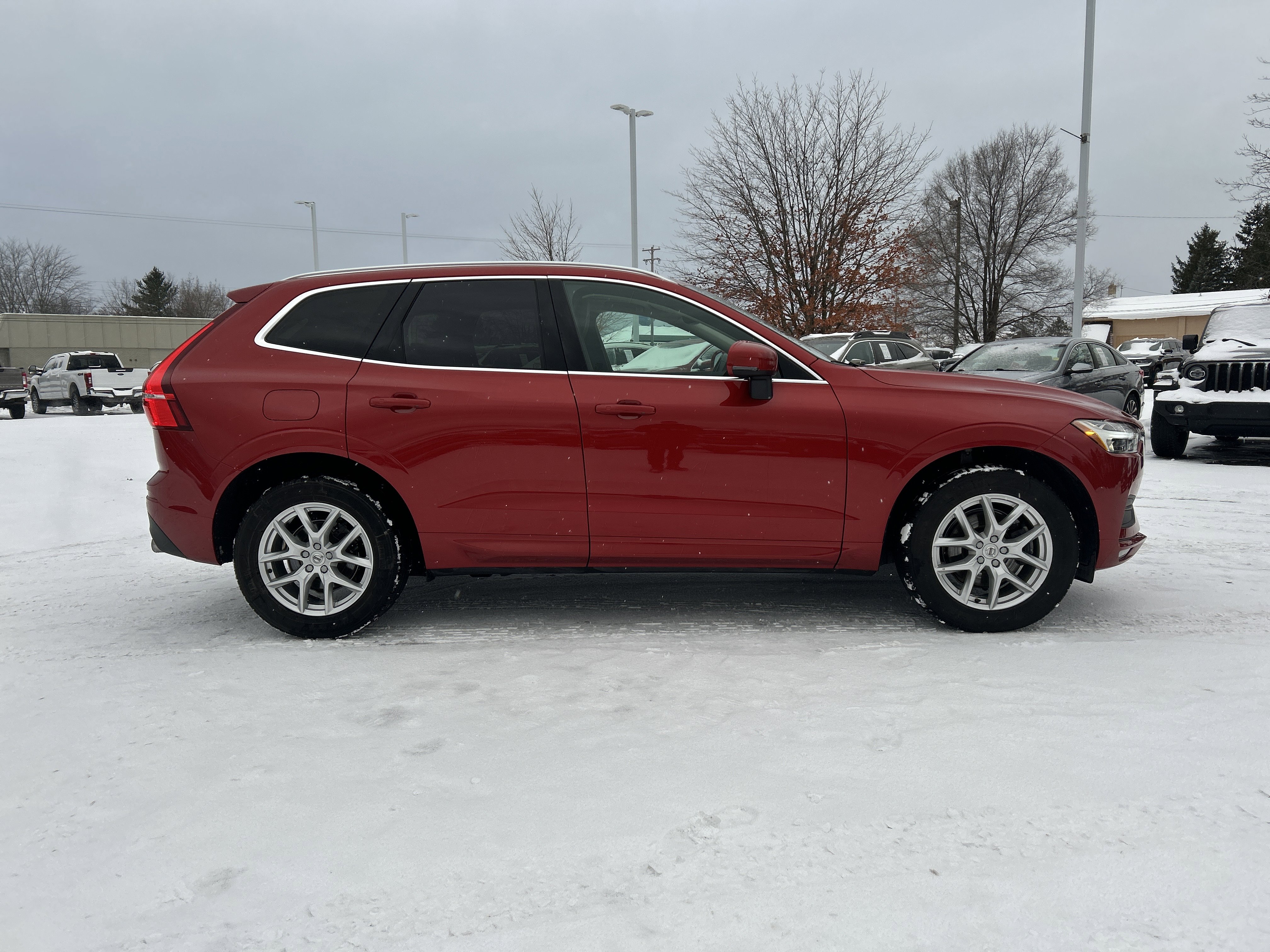 Used 2021 Volvo XC60 T5 Momentum image 3