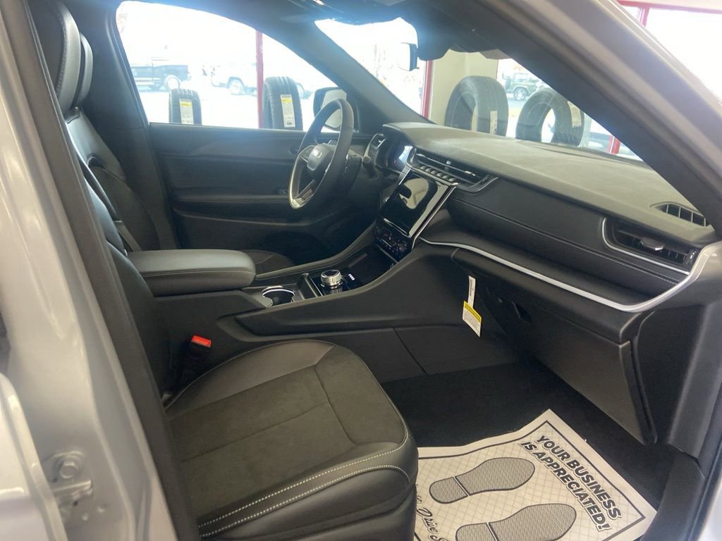 New 2025 Jeep Grand Cherokee Altitude image 20