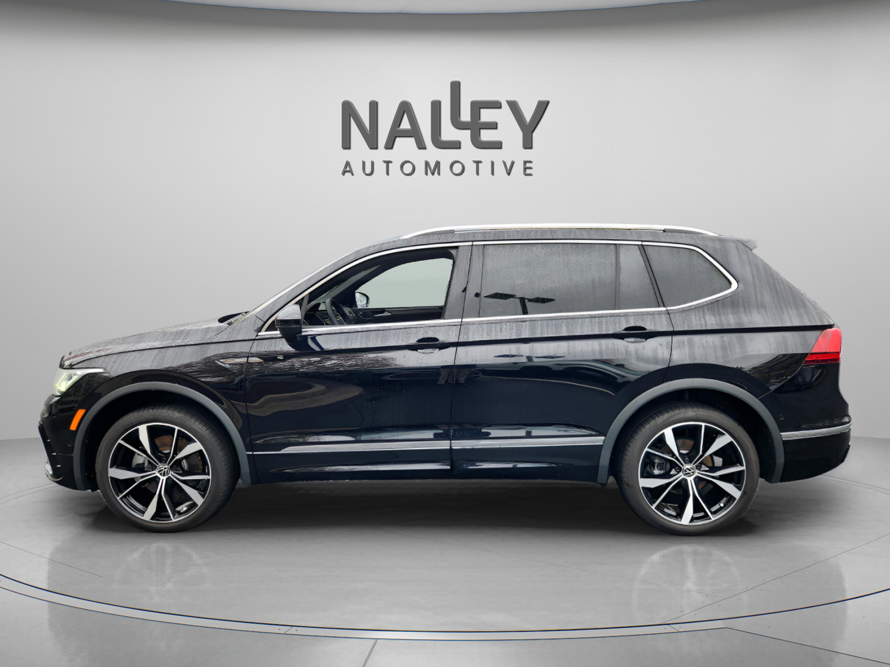 Used 2024 Volkswagen Tiguan SEL R-Line image 2