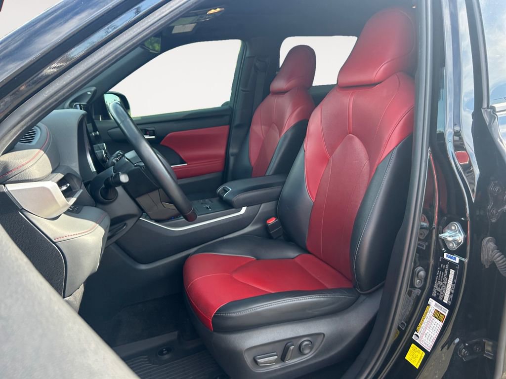 Used 2023 Toyota Highlander XSE FWD image 6