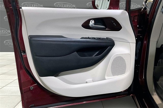 Used 2017 Chrysler Pacifica Limited w/ UConnect Theater Package image 11