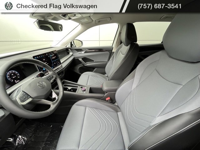 New 2025 Volkswagen Tiguan SE image 2