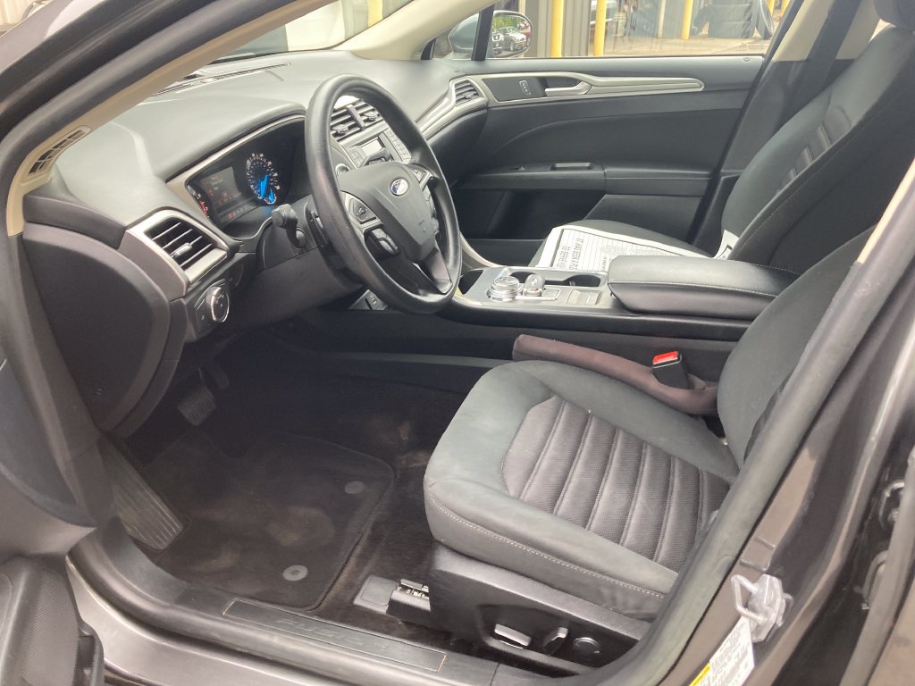 Used 2018 Ford Fusion SE FWD image 12