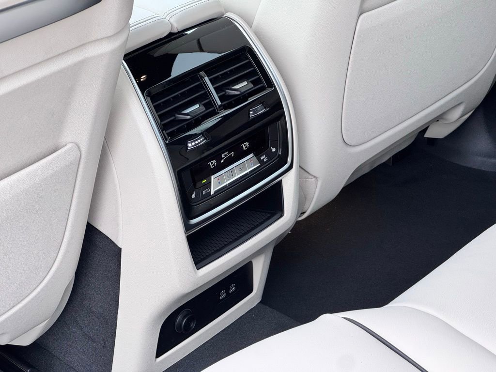 Used 2026 BMW X7 xDrive40i w/ Executive Package image 19