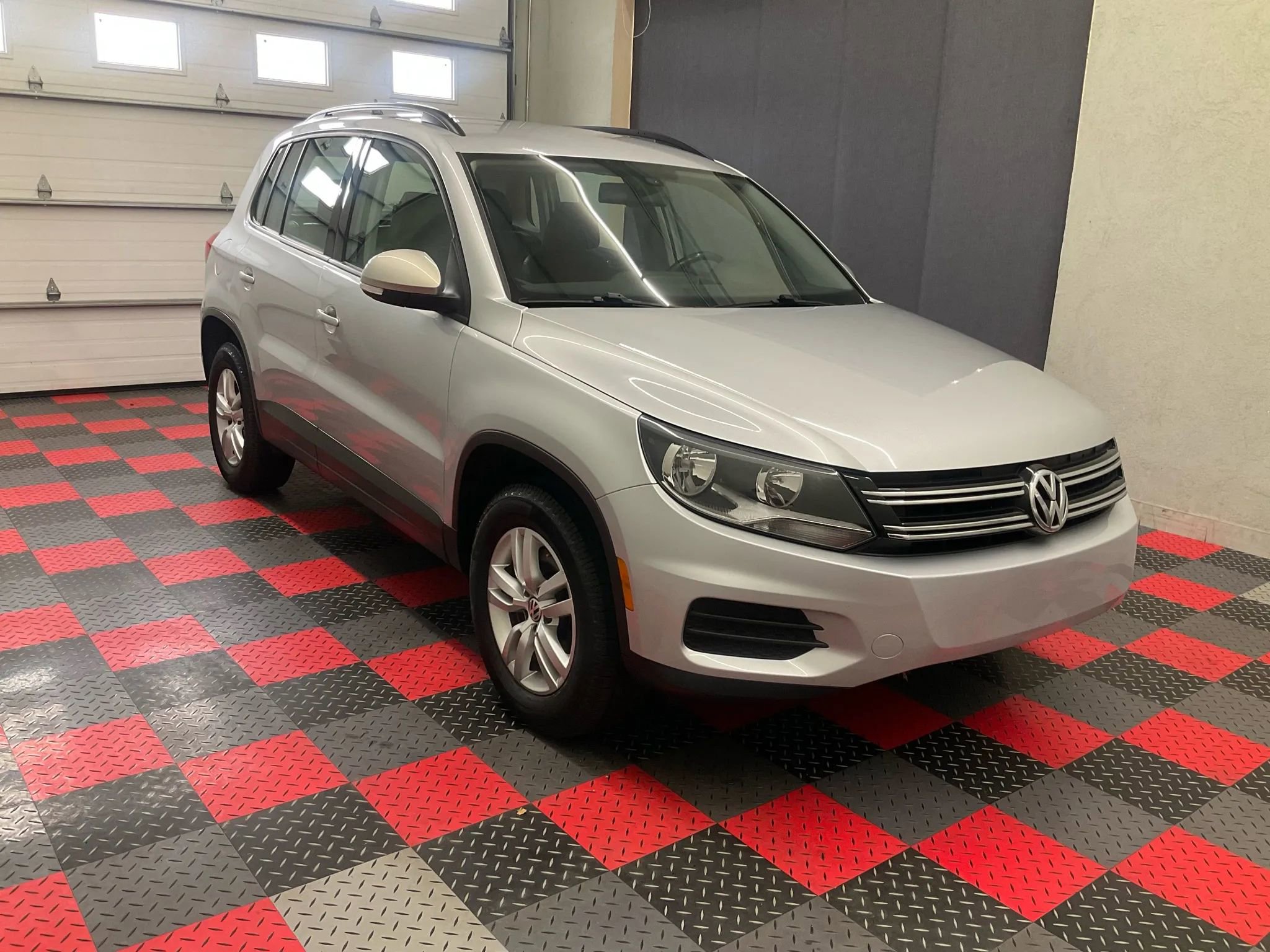 Used 2017 Volkswagen Tiguan S image 2