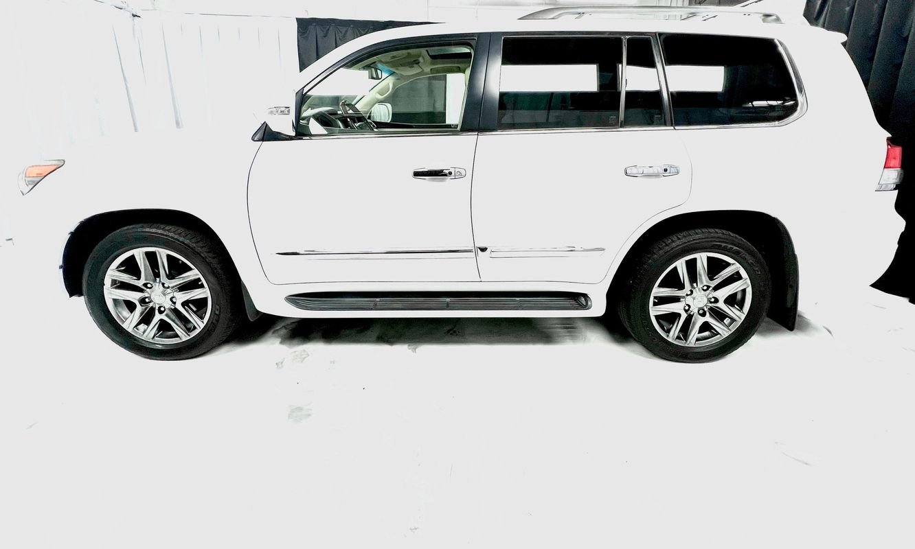 Used 2013 Lexus LX 570 4WD w/ Luxury Pkg image 9