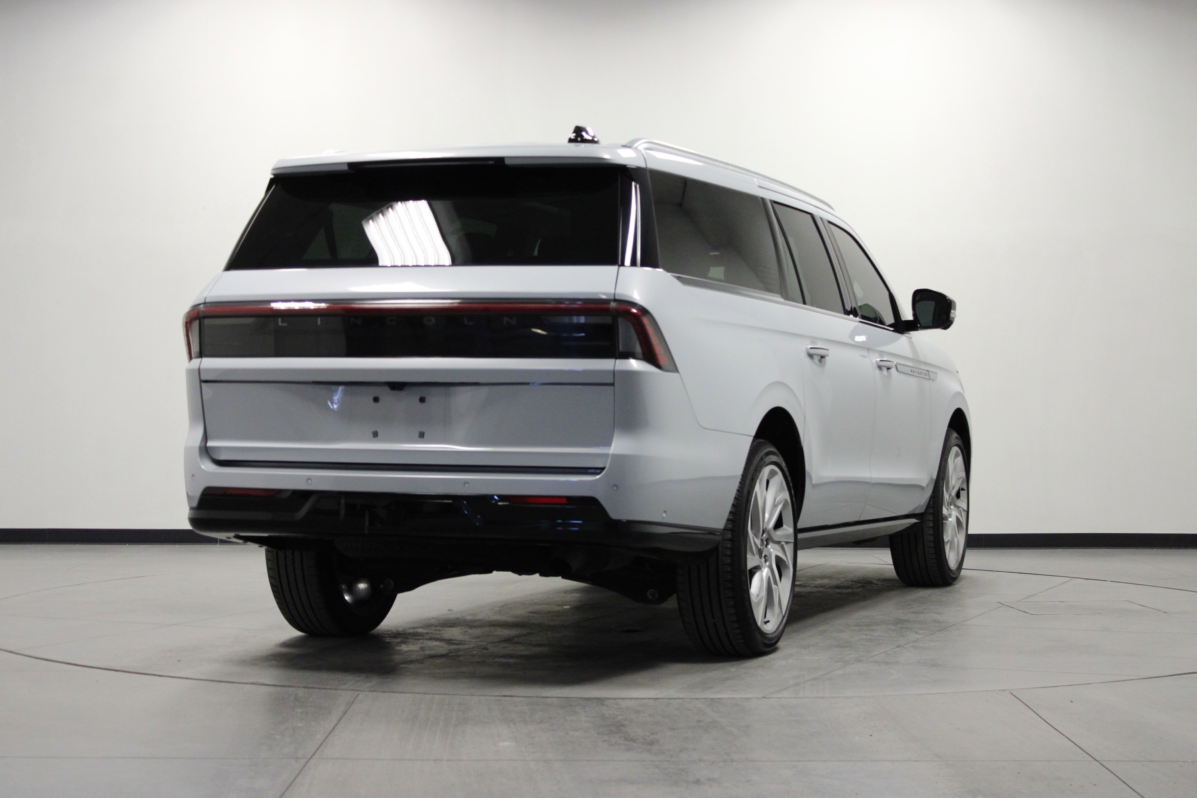 Used 2025 Lincoln Navigator L Reserve image 4