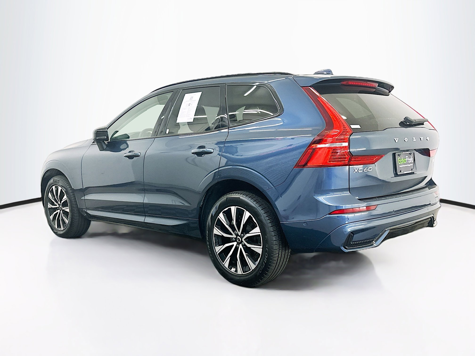 Used 2025 Volvo XC60 B5 Plus image 5