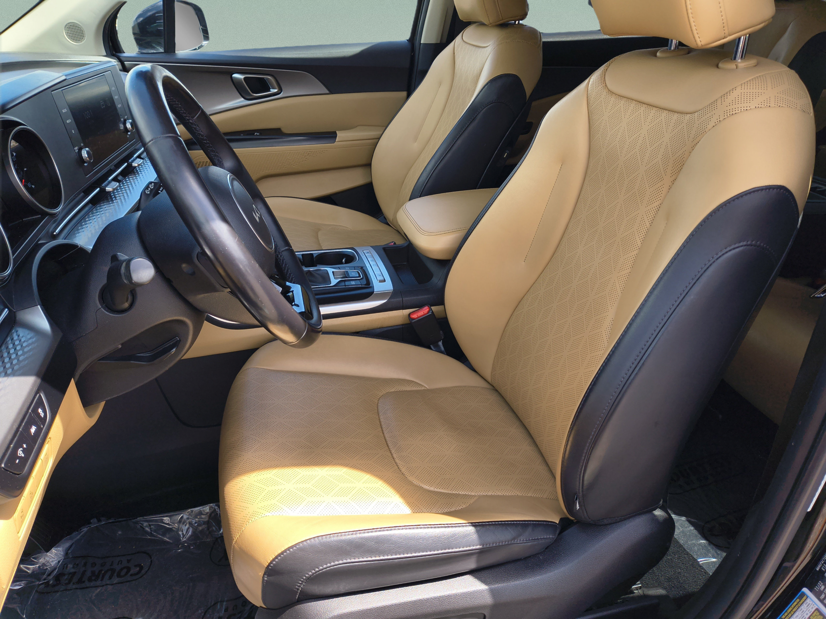 Used 2023 Kia Carnival LX FWD image 19