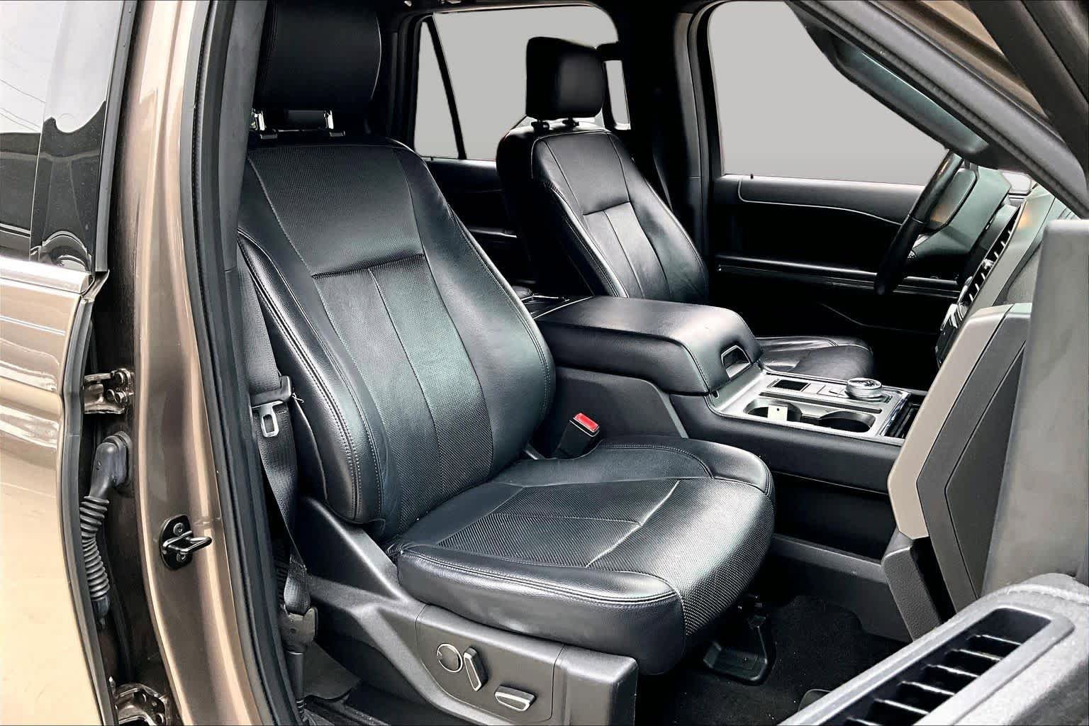 Used 2018 Ford Expedition XLT w/ Equipment Group 202A RWD image 8