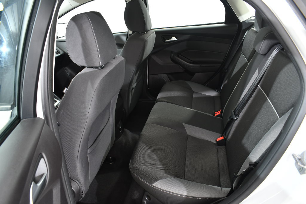 Used 2013 Ford Focus SE w/ SE Winter Pkg FWD image 16
