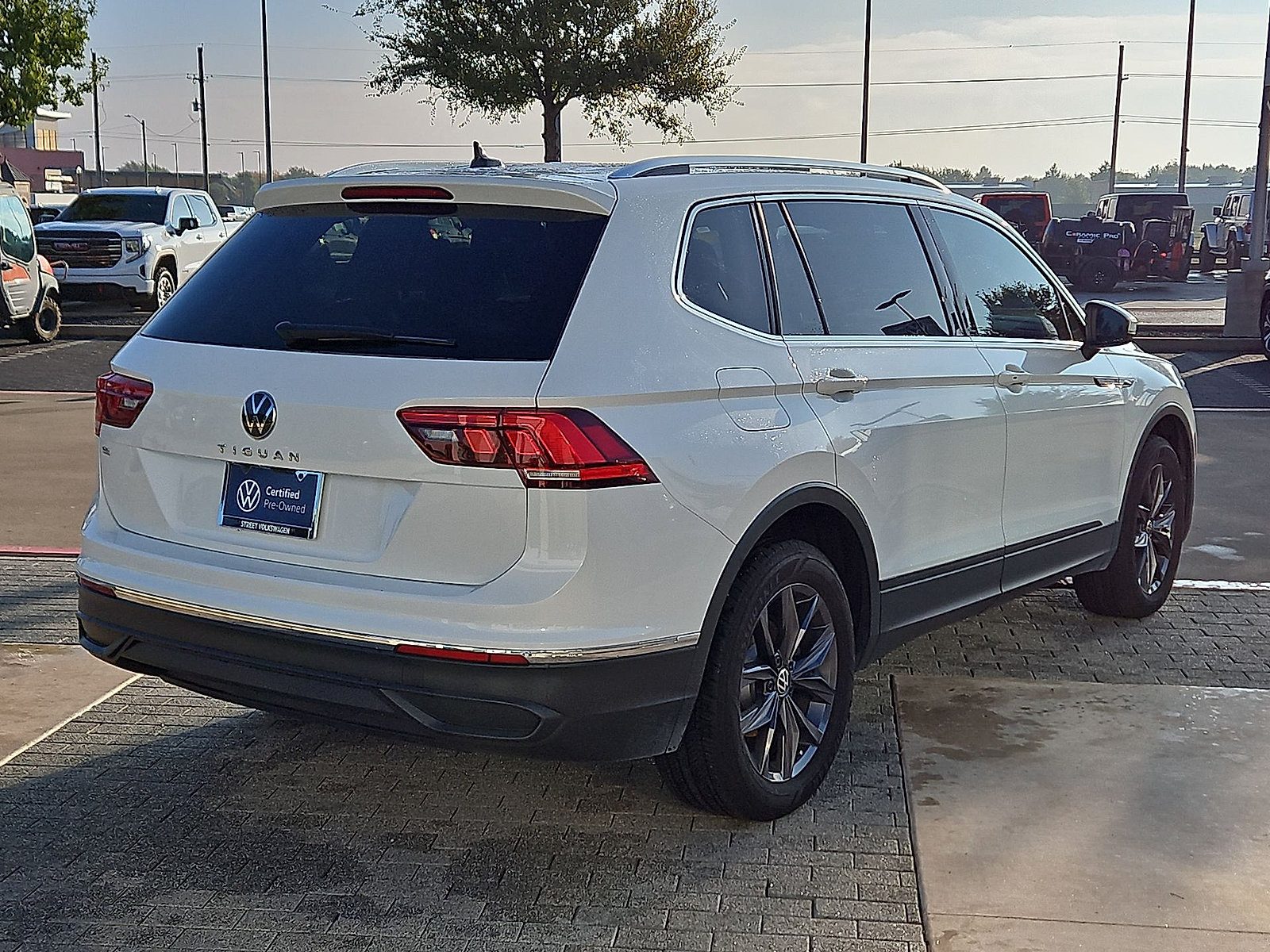 Certified 2023 Volkswagen Tiguan SE w/ Panoramic Sunroof Package FWD image 8