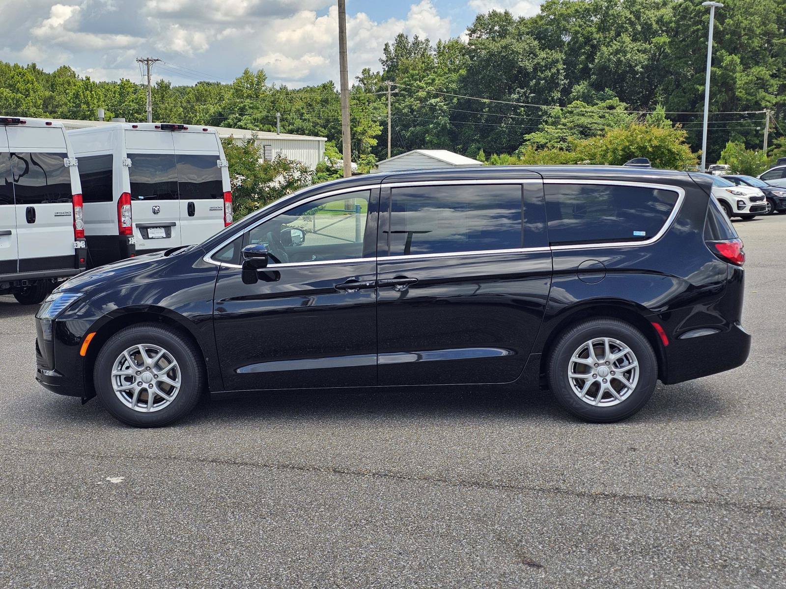 New 2027 Chrysler Pacifica Select FWD image 13