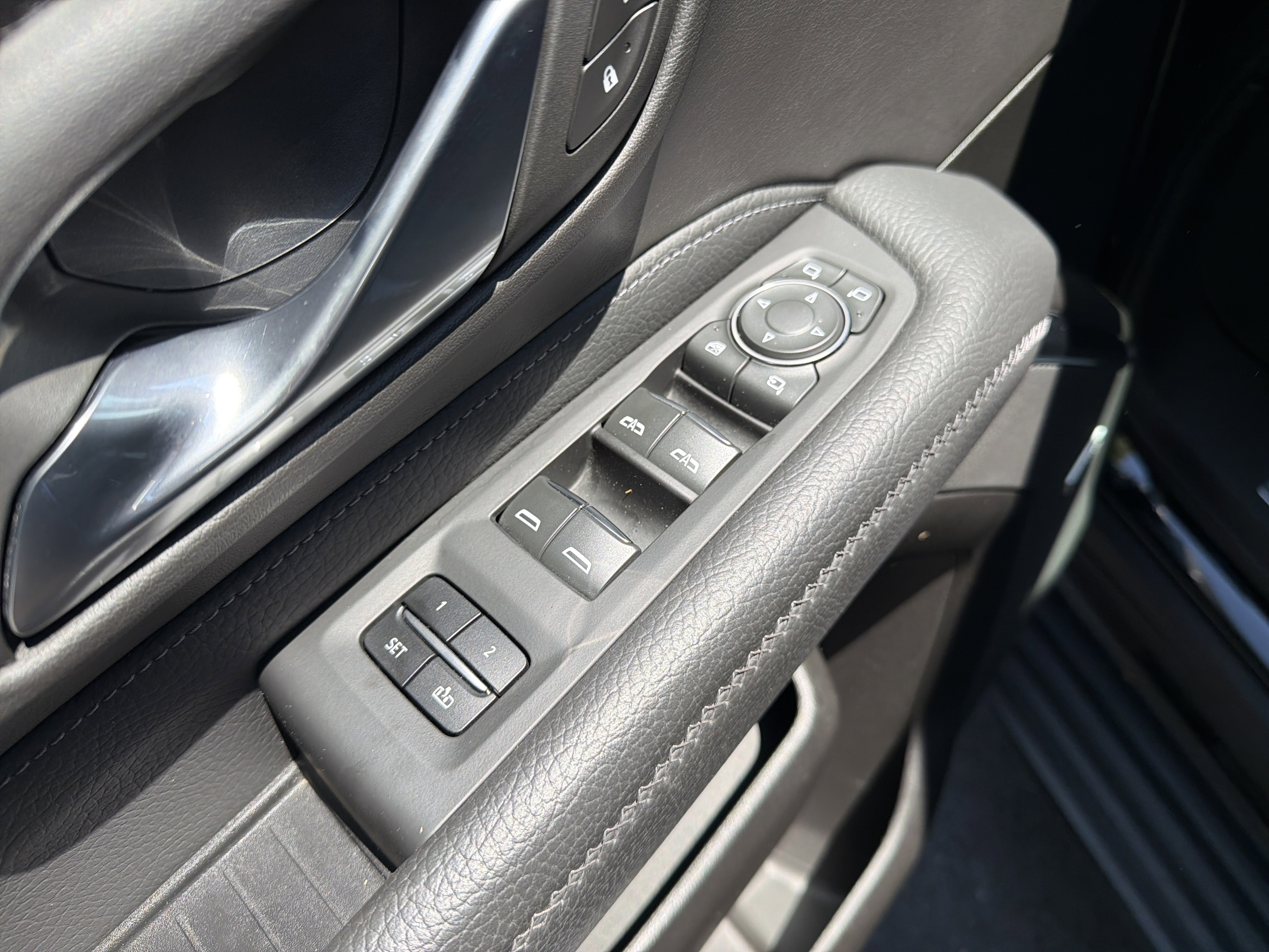 Used 2023 GMC Yukon XL Denali AWD/4WD image 15