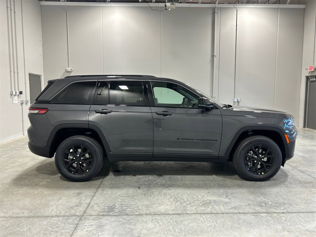 New 2026 Jeep Grand Cherokee Laredo image 5