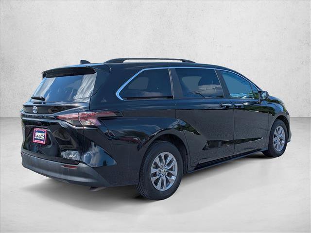 Used 2025 Toyota Sienna XLE FWD image 5
