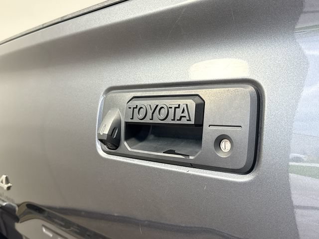 Used 2021 Toyota Tacoma SR5 AWD/4WD image 32
