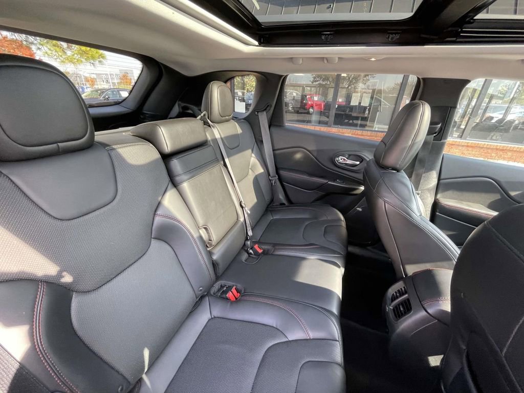 Used 2019 Jeep Cherokee Trailhawk image 18