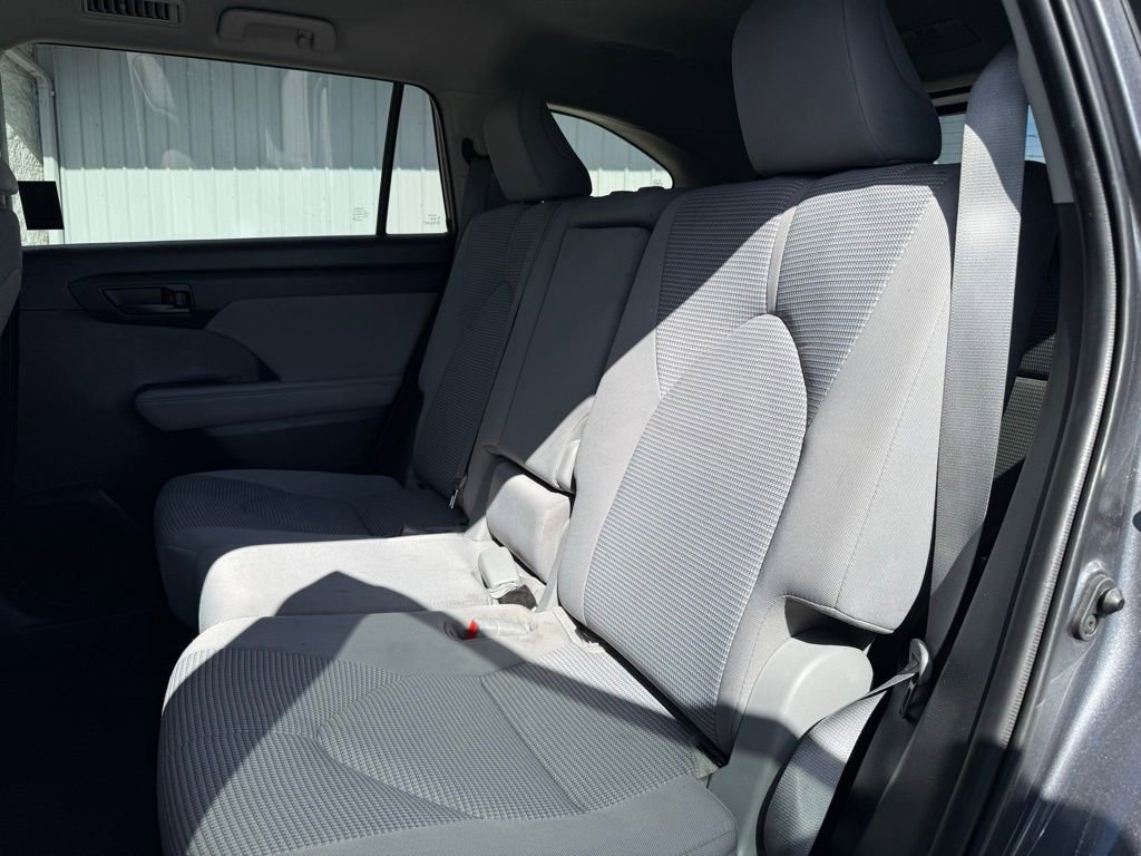 Used 2025 Toyota Highlander XLE image 12