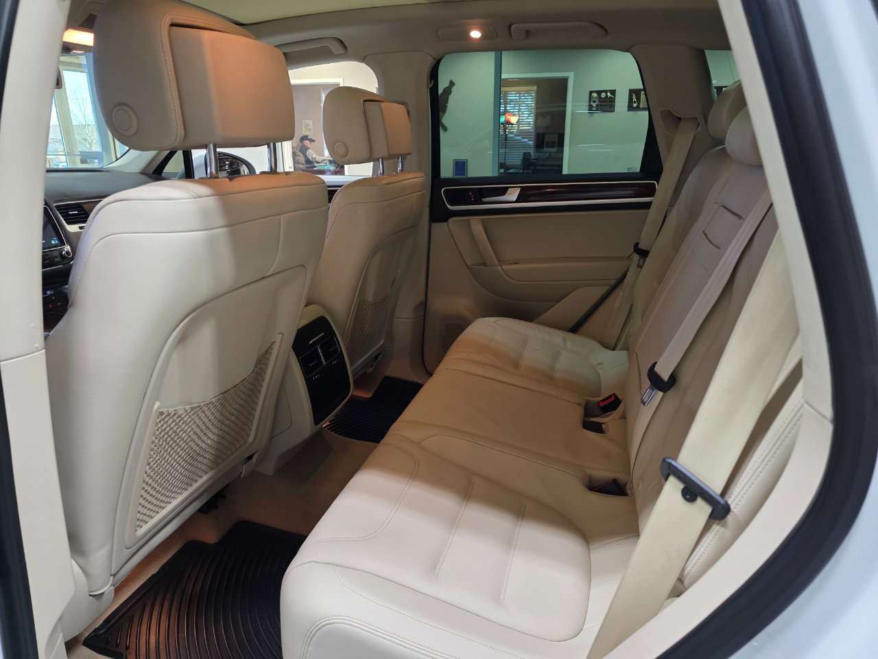 Used 2014 Volkswagen Touareg TDI image 19