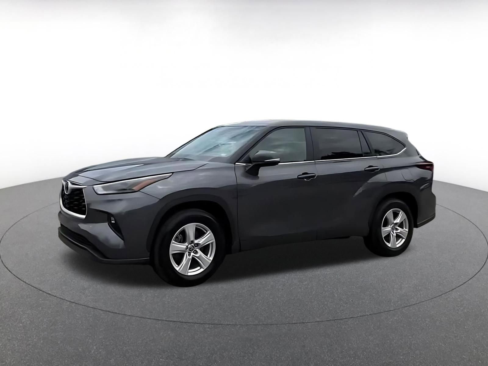 Used 2025 Toyota Highlander LE FWD image 7