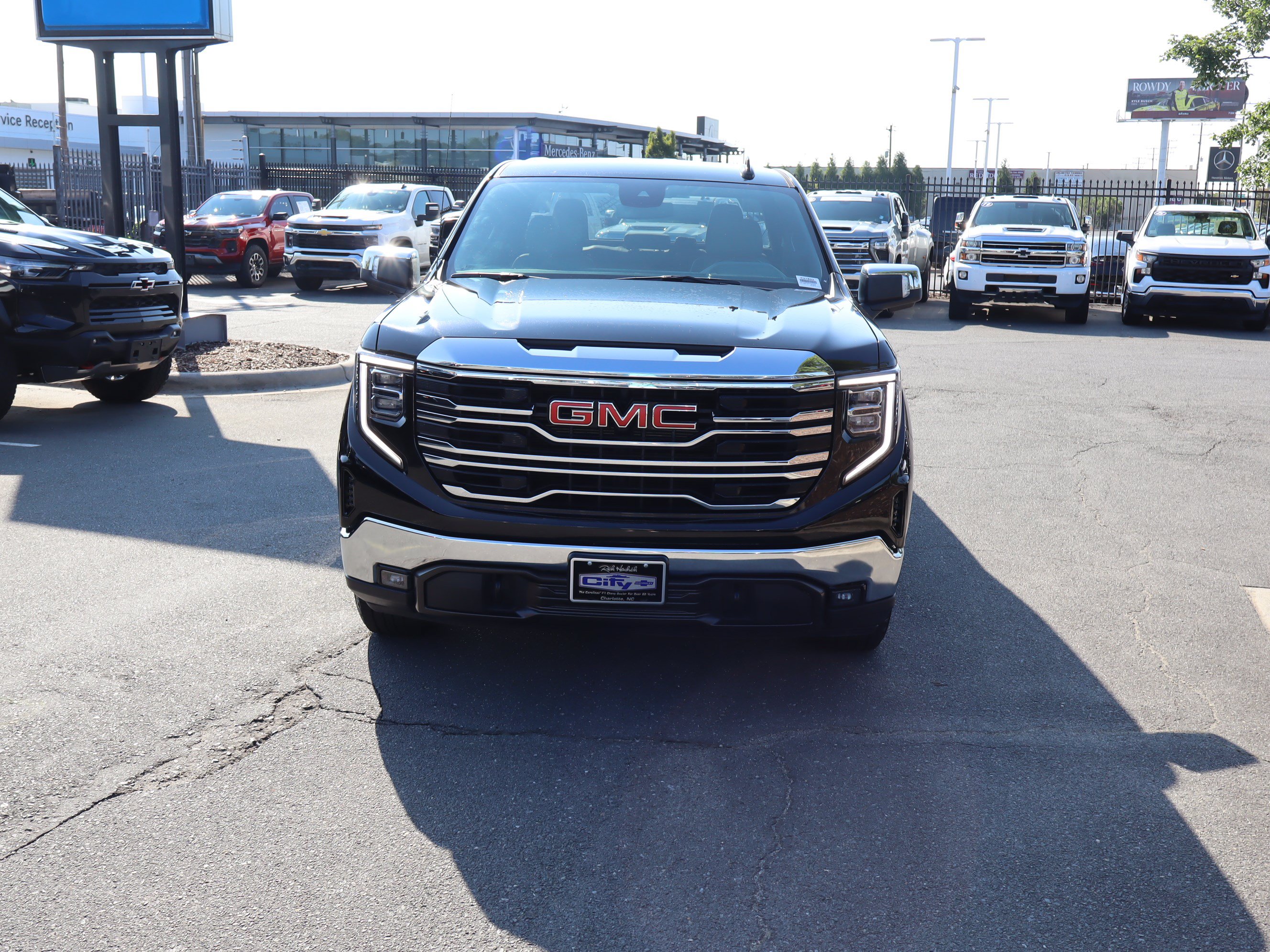Used 2025 GMC Sierra 1500 SLT AWD/4WD image 3