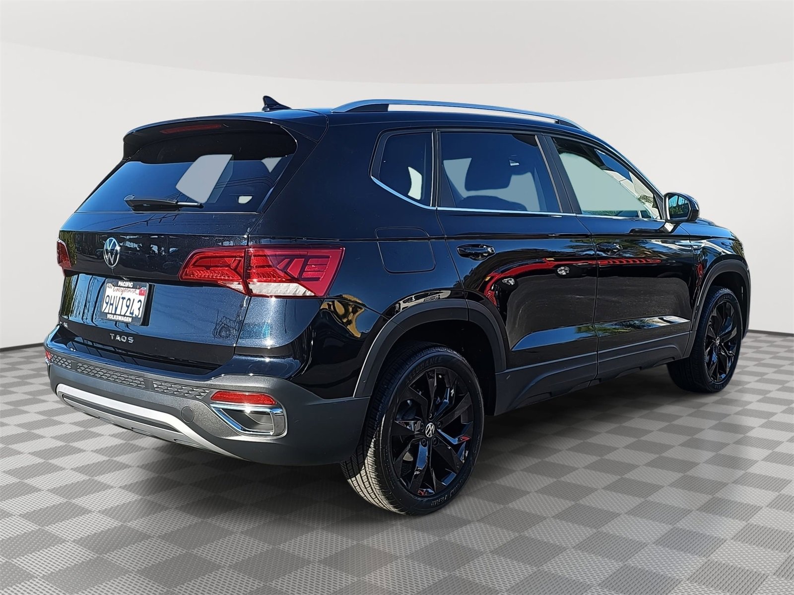 Used 2023 Volkswagen Taos SE w/ Panoramic Sunroof Package image 5