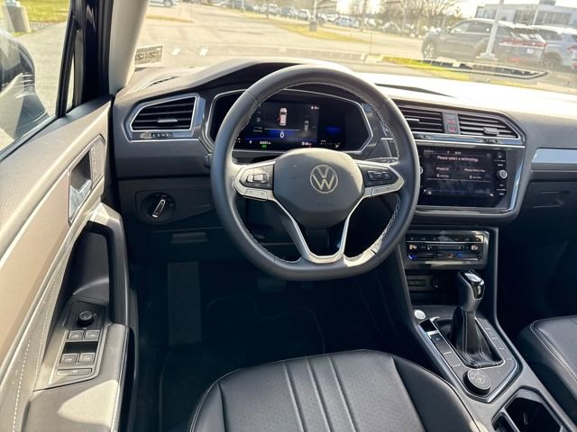 Used 2023 Volkswagen Tiguan SE w/ Panoramic Sunroof Package image 19