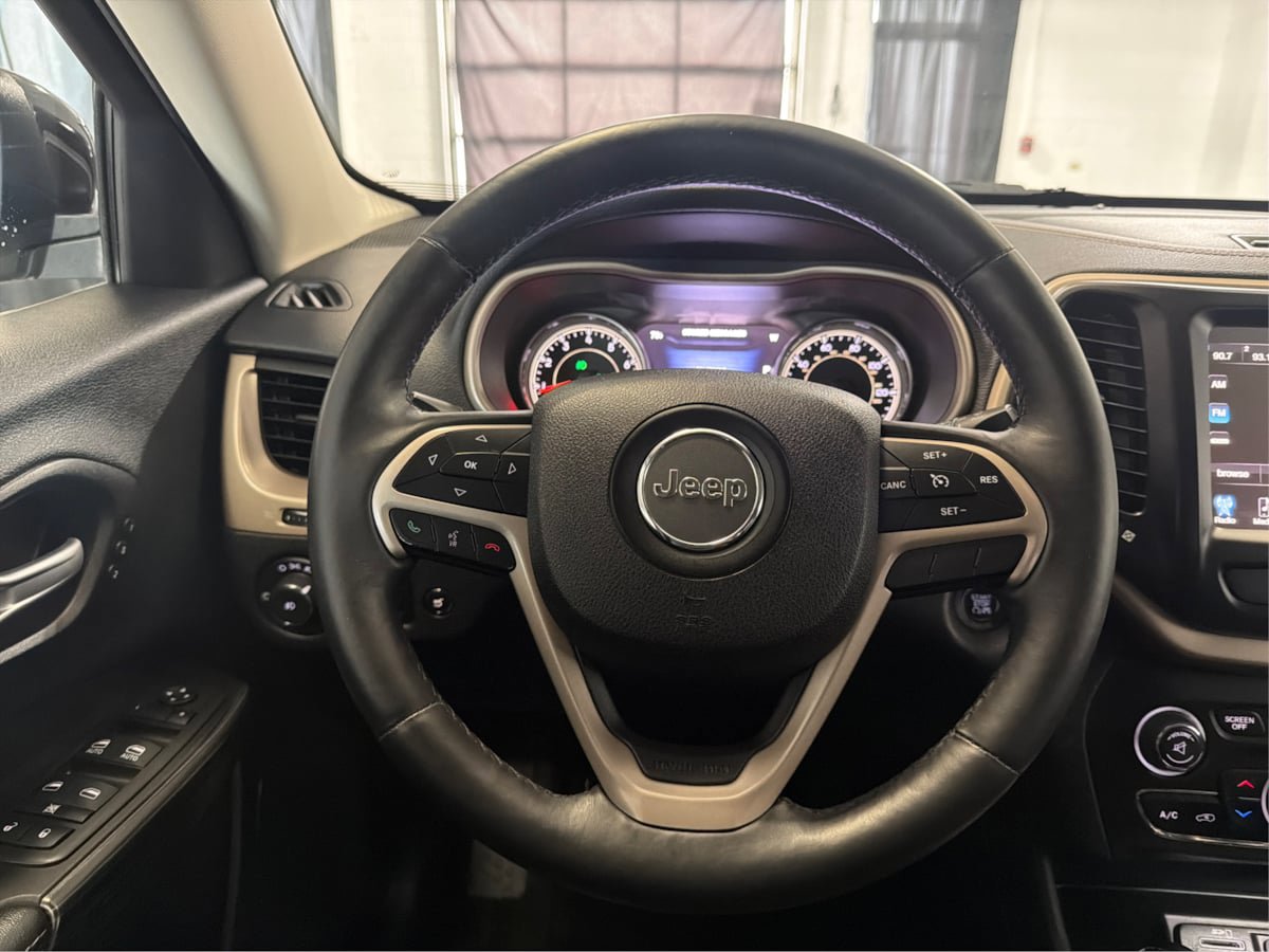 Used 2014 Jeep Cherokee Limited w/ Luxury Group AWD/4WD image 22