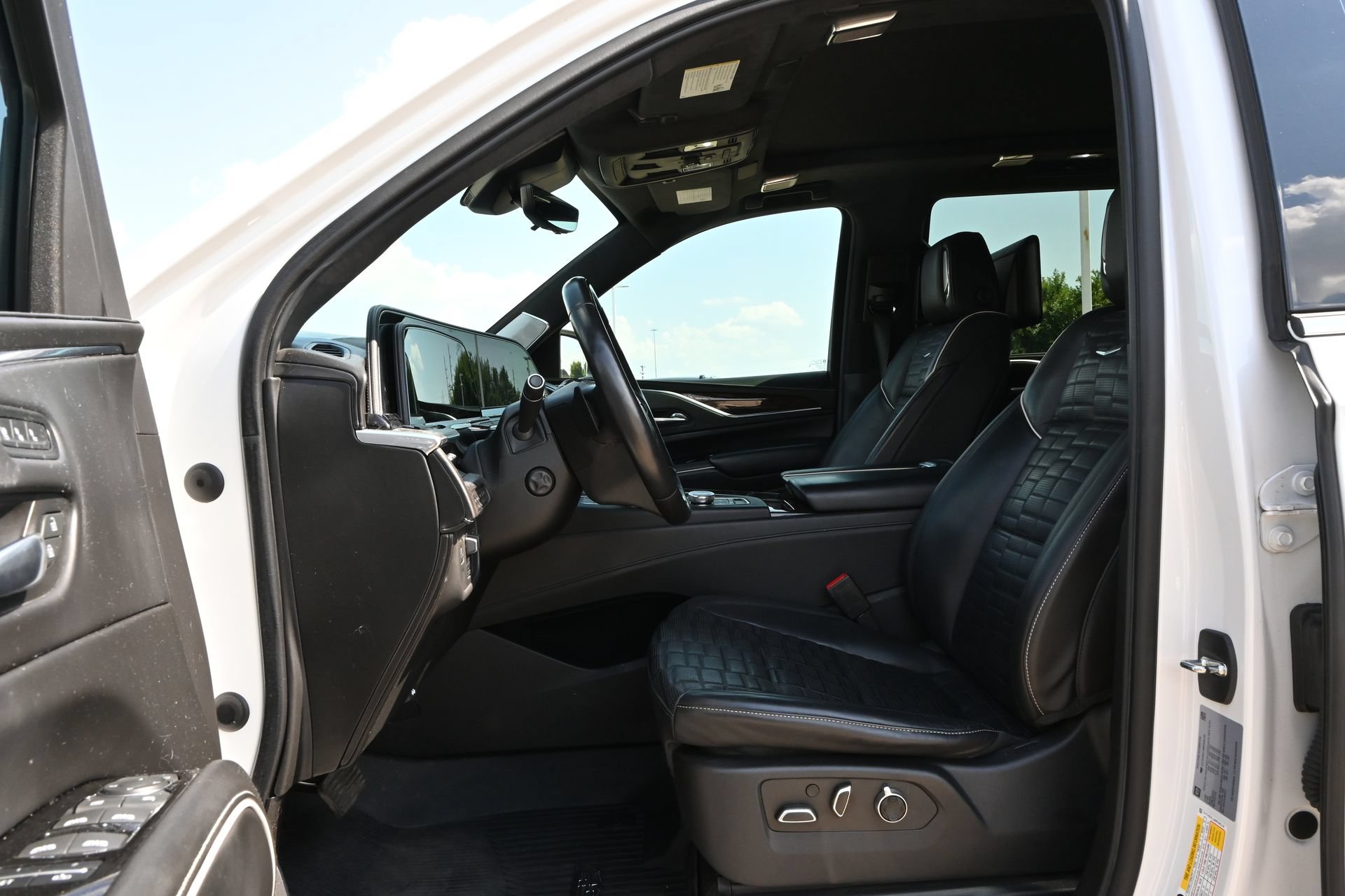Used 2021 Cadillac Escalade Premium Luxury Platinum AWD/4WD image 19