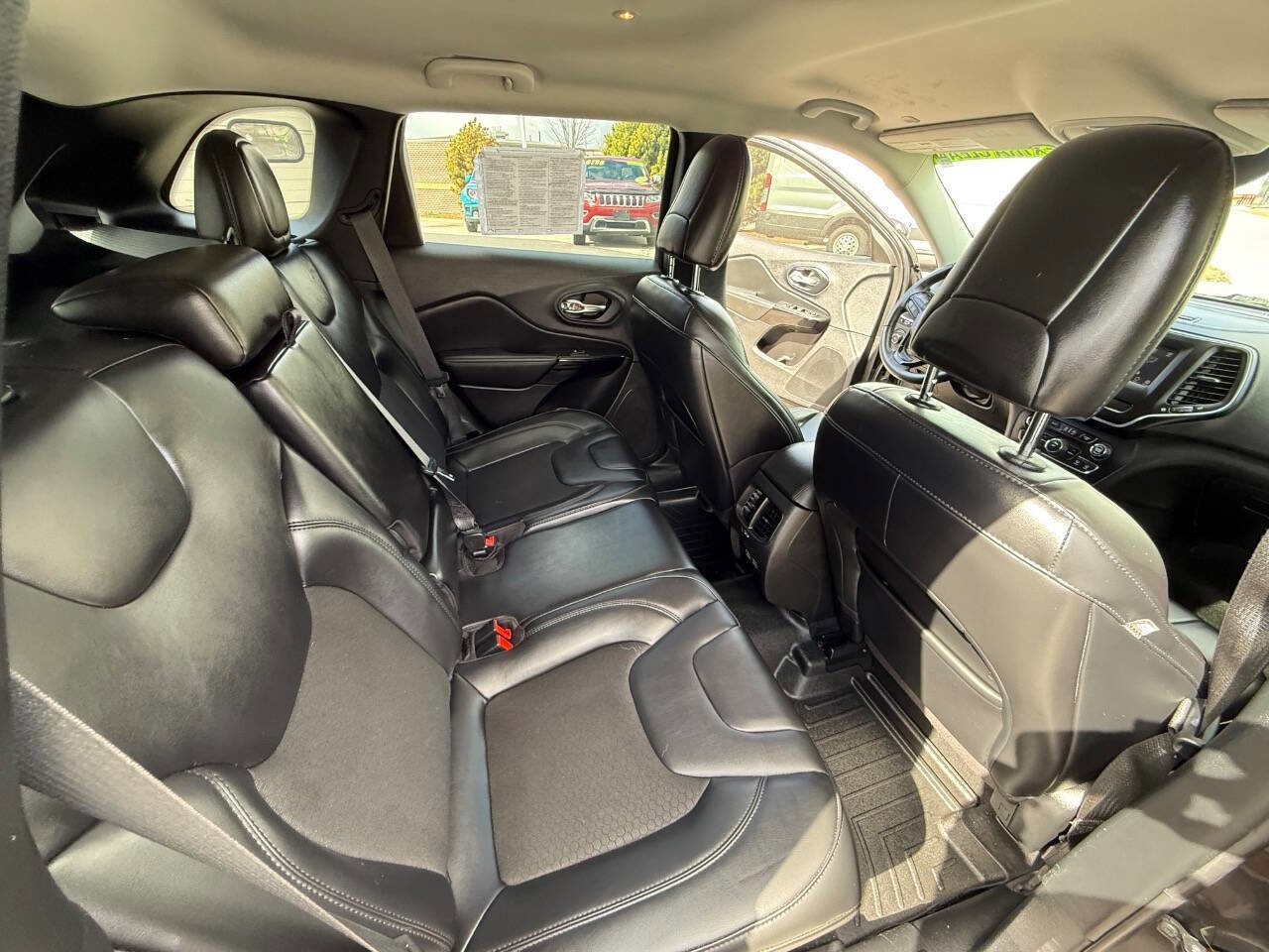 Used 2021 Jeep Cherokee Latitude Plus AWD/4WD image 13