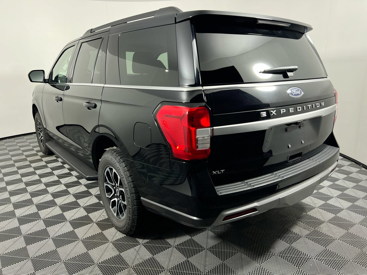 Used 2024 Ford Expedition XLT AWD/4WD image 5