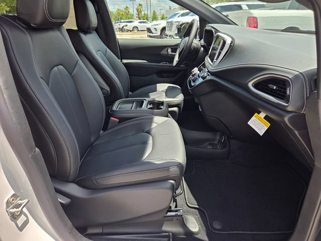 New 2027 Chrysler Pacifica Select FWD image 13