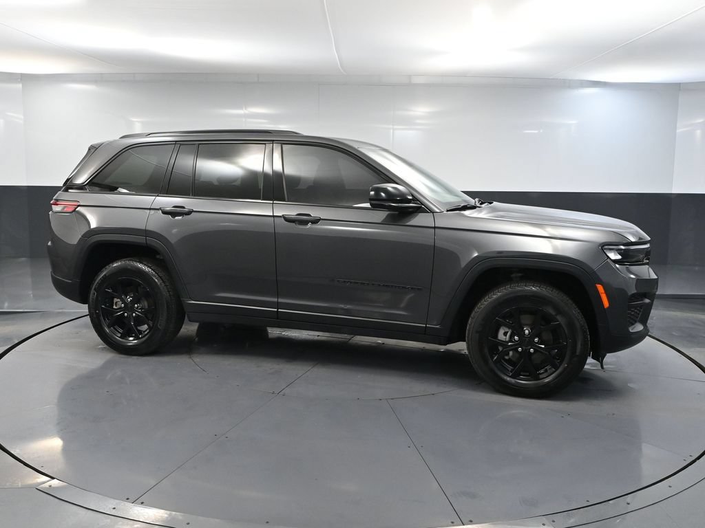 Used 2024 Jeep Grand Cherokee Altitude AWD/4WD image 3