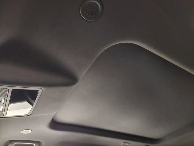 Used 2025 Land Rover Defender 110 S image 25