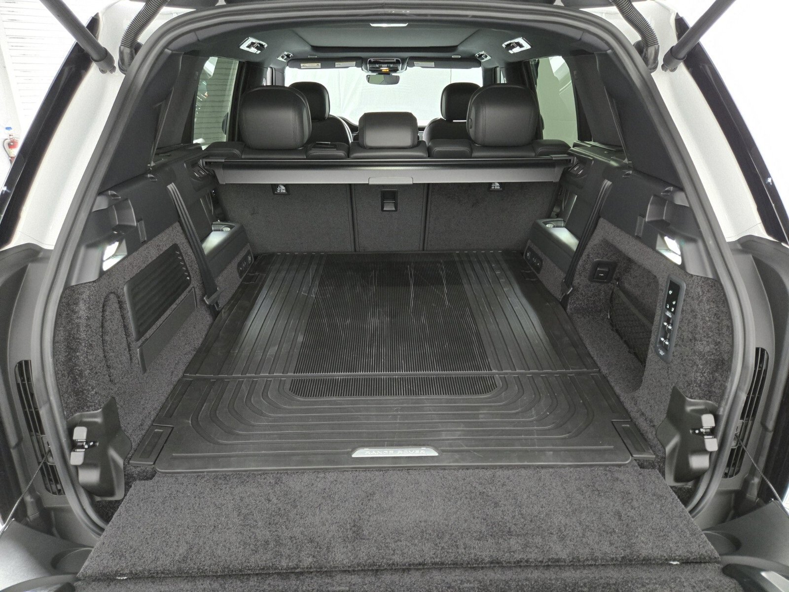 New 2025 Land Rover Range Rover Long Wheelbase SE image 13