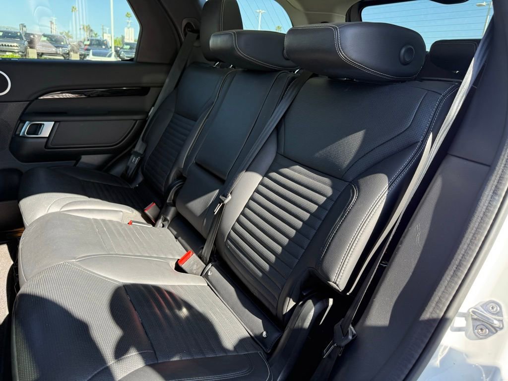 Used 2024 Land Rover Discovery S image 4