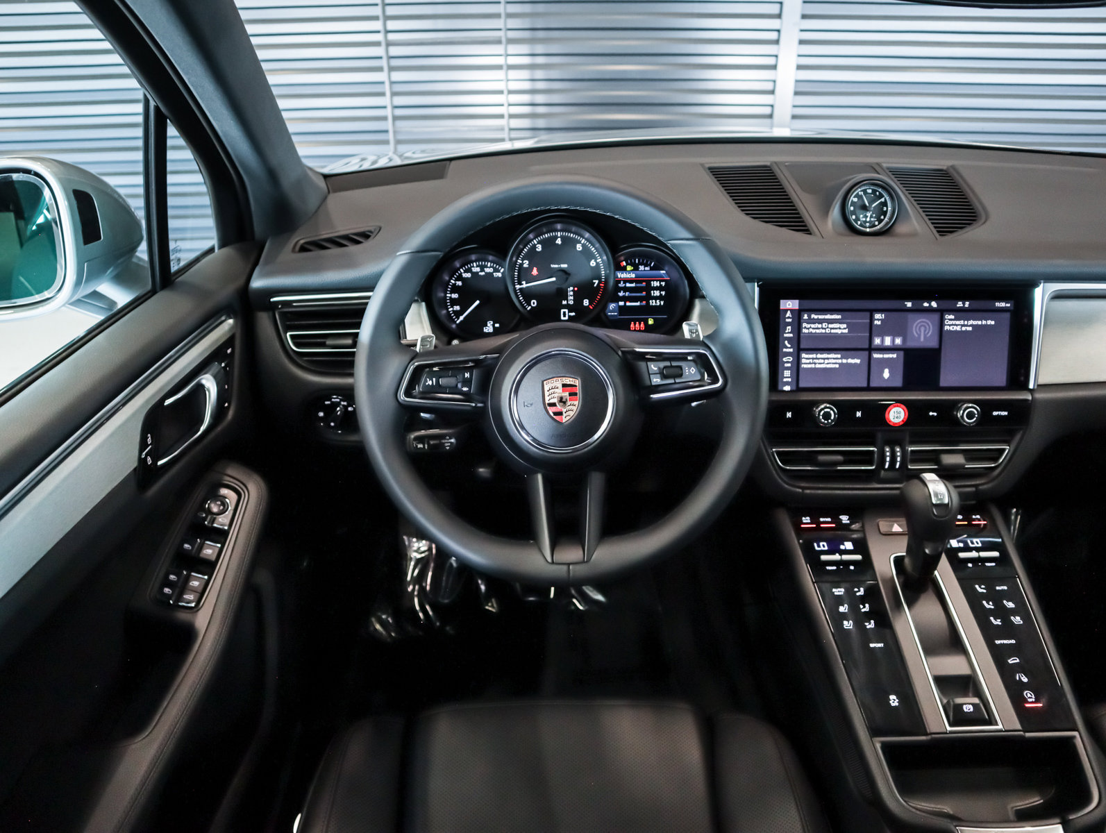 Used 2025 Porsche Macan image 15