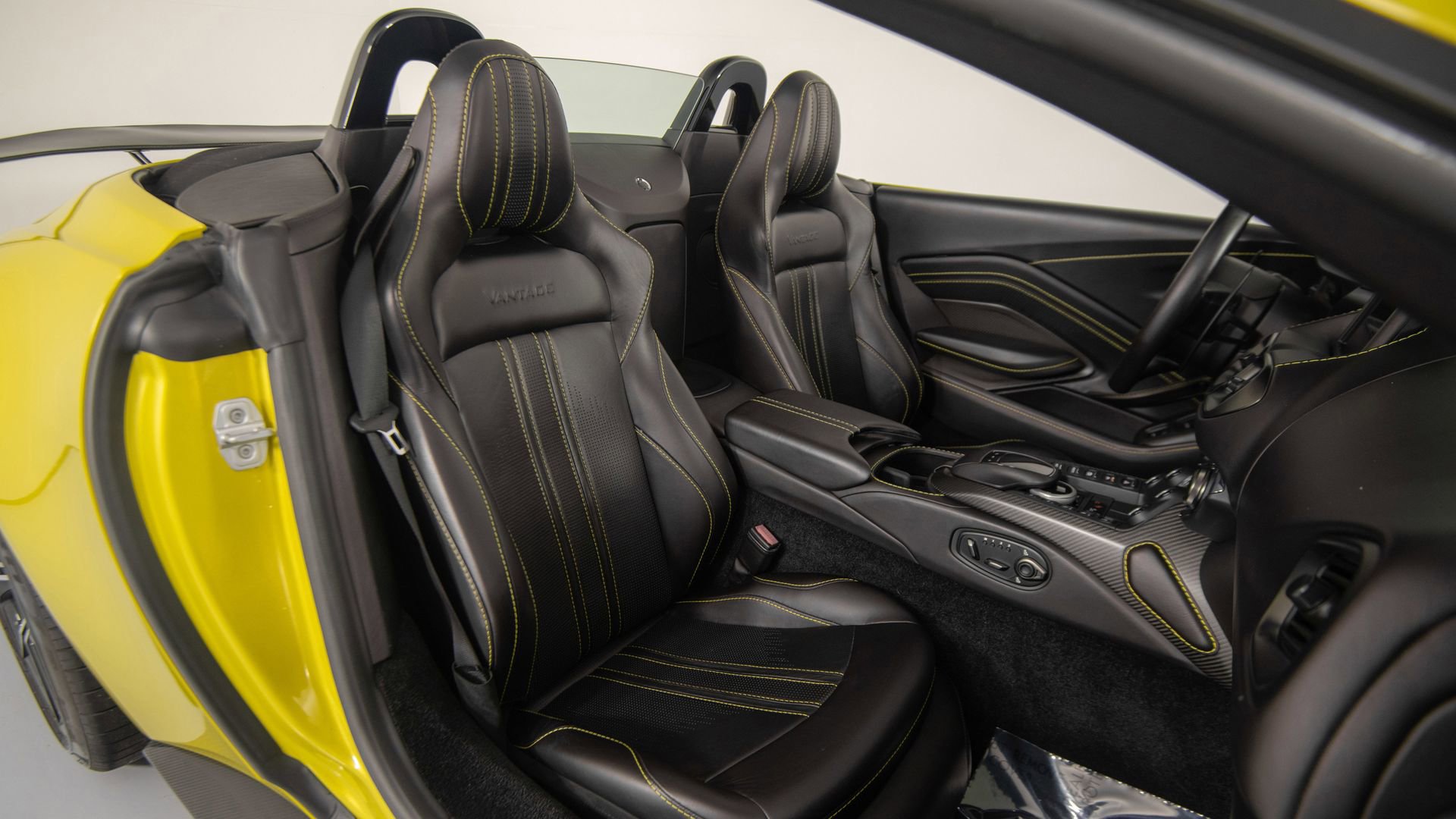 Used 2021 Aston Martin V8 Vantage Roadster image 46